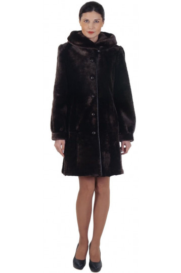 Мутоновая шуба коричневого-каштанового цвета с капюшоном